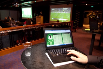 Prendre un pari en direct avec son portable dans un bar